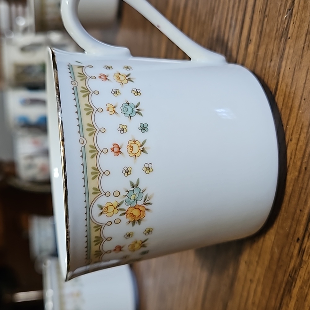 GARDEN BOUQUET - 4 Vintage Flat Cups - Fine China of Japan - Gold Trim - Picture 5 of 9